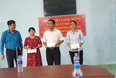 Đồng chí Vũ Minh Đức, Chủ tịch Công đoàn ngành Giáo dục Việt Nam về thăm và tặng quà cho 03_Công đoàn viên bị bệnh hiểm nghèo tại trường THPT Phan Chu Trinh và Trường PTDTNT THCS và THPT huyện Cư Jut